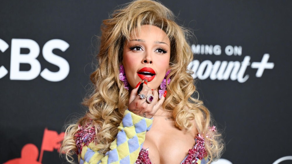 Doja Cat Earns $2.8 Million in Media Exposure for MAC Cosmetics After Eating ‘Lipstick’ at the MTV VMAs